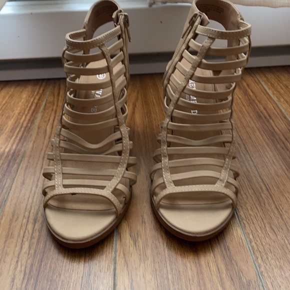 Tan heels - Picture 2 of 5